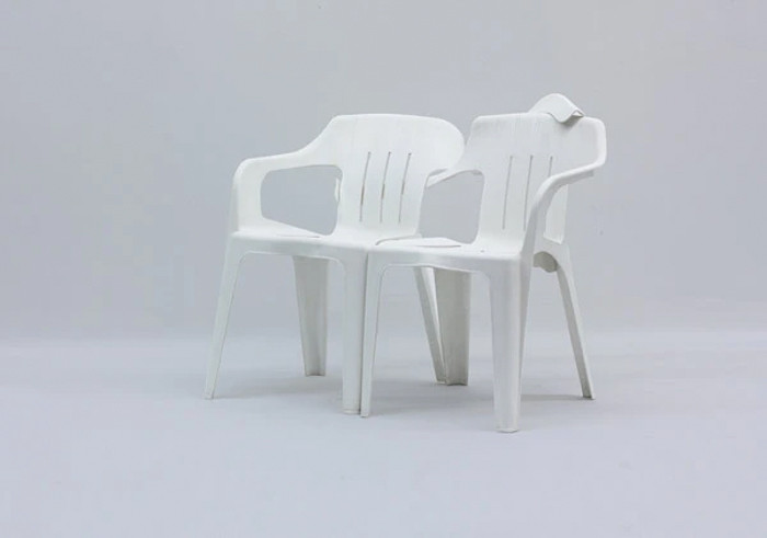 Monobloc được xem là chiếc ghế bán chạy nhất lịch sử. Chiếc ghế nhựa được cho là Monobloc đầu tiên được làm vào năm 1946 bởi nhà thiết kế người Canada, D.C Simpson.