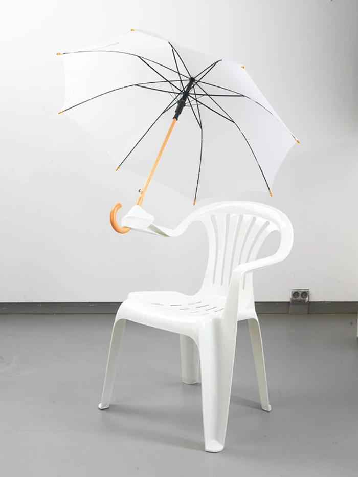 Có hàng tỷ chiếc ghế nhựa monobloc trên khắp thế giới, từ vỉa hè, trong hàng quán, các sự kiện đông người hay thậm chí là trong bãi rác khổng lồ ở Thái Bình Dương.