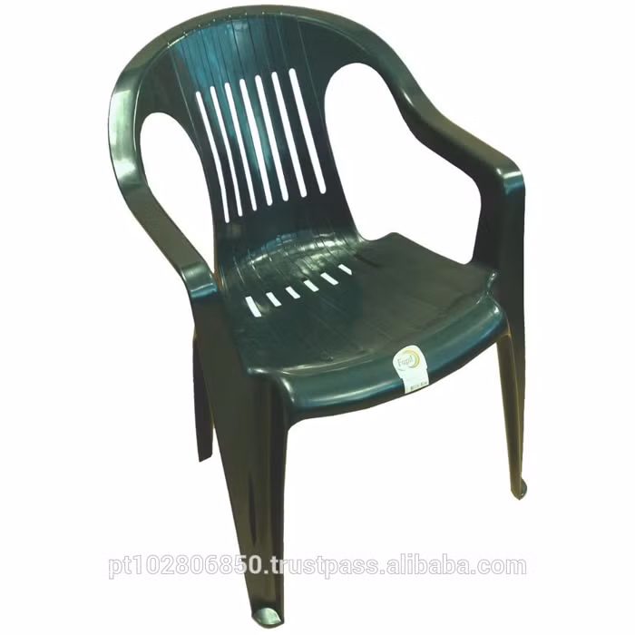 Khuôn đúc ghế nhựa khá đắt tiền với mức giá hàng trăm nghìn USD hay đôi khi là hàng triệu USD. Tuy nhiên đổi lại, việc sản xuất chỉ cần ít nhân công, thời gian cũng như chi phí vật liệu. Thành phẩm chỉ tốn khoảng 3 USD chi phí và thường được bán với giá 10 USD.