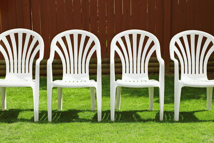 Ngày nay, tuy có hàng chục thiết kế cùng màu sắc khác nhau nhưng chỉ cần nhìn vào, bạn sẽ nhanh chóng nhận ra đó là một chiếc ghế monobloc.