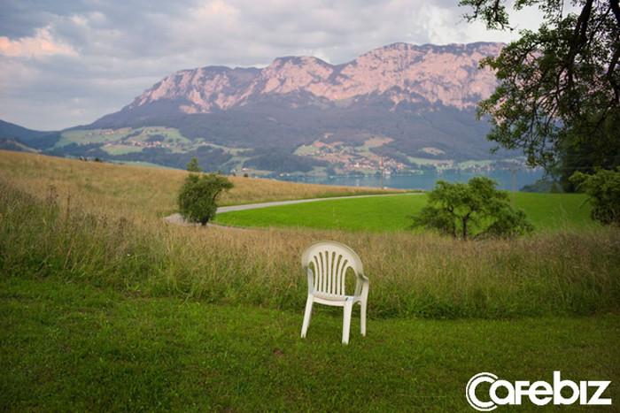 Đến những năm 1960, sự có mặt của vật liệu tổng hợp đã giúp việc sản xuất những chiếc ghế monobloc bằng nhựa trở nên khả thi hơn.