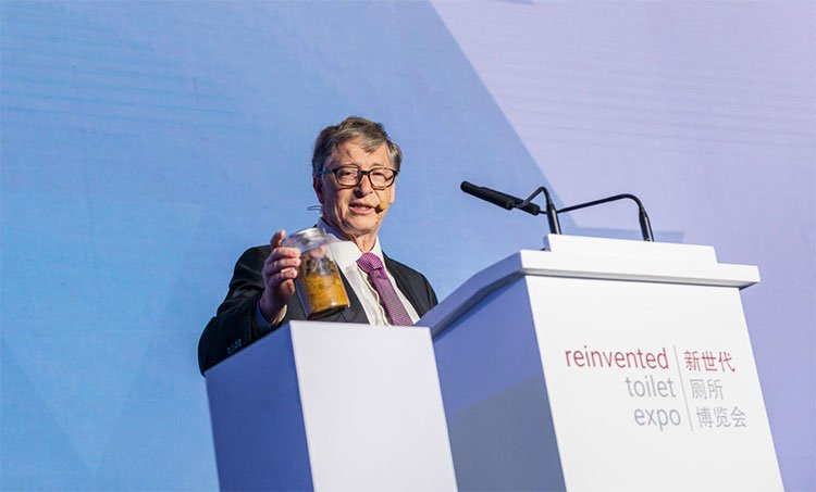 Tỷ phú Bill Gates giới thiệu về nhà vệ sinh do mình tài trợ nghiên cứu và phát triển tại triển lãm về nhà vệ sinh kiểu mới ở Bắc Kinh, tháng 11/2018.