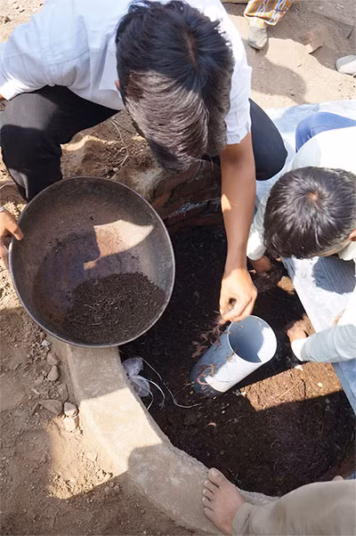 Quỹ từ thiện Bill và Melinda Gates, do hai vợ chồng tỷ phú Bill Gates sáng lập, đã trao tặng 4,8 triệu USD cho Trường Vệ sinh và Y dược nhiệt đới London để hoàn thiện công nghệ này. Cơ quan Phát triển Quốc tế Mỹ (USAID) cũng hỗ trợ 170.000 USD cho hoạt động thử nghiệm nhà vệ sinh tại Ấn Độ, Myanmar và Uganda.