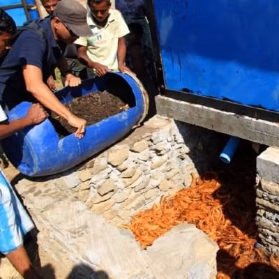 Giun hổ có thể loại bỏ tới 99% vi khuẩn trong phân, và thải ra phân hữu cơ, nước và CO2. Phân của giun có thể sử dụng làm phân bón. Khả năng xử lý của giun tốt hơn hẳn so với bể phốt thông thường. Do xử lý khá sạch nên nhà vệ sinh Con hổ không gây mùi nhiều, cũng ít thu hút ruồi, muỗi hơn so với nhà vệ sinh thông thường.