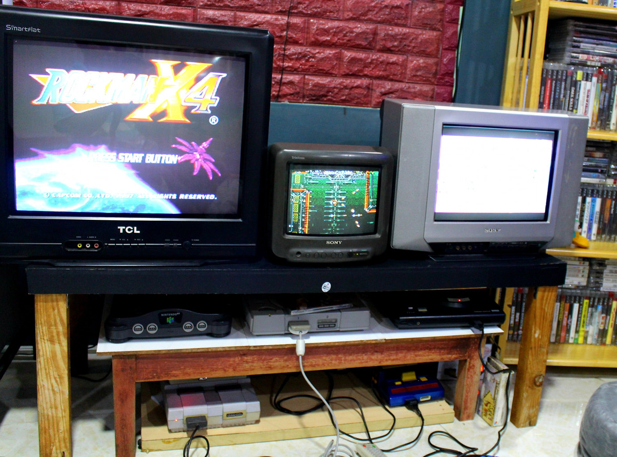 Phòng chơi game còn được trang bị cả những cố máy console đình đám của thập niên 80, 90 thế kỷ trước.