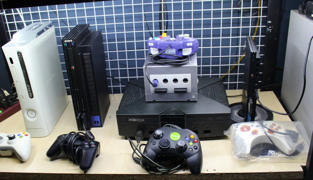 Hàng loạt tay cầm chơi game được sưu tầm không thiếu loại nào.