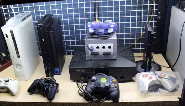 Hàng loạt tay cầm chơi game được sưu tầm không thiếu loại nào.