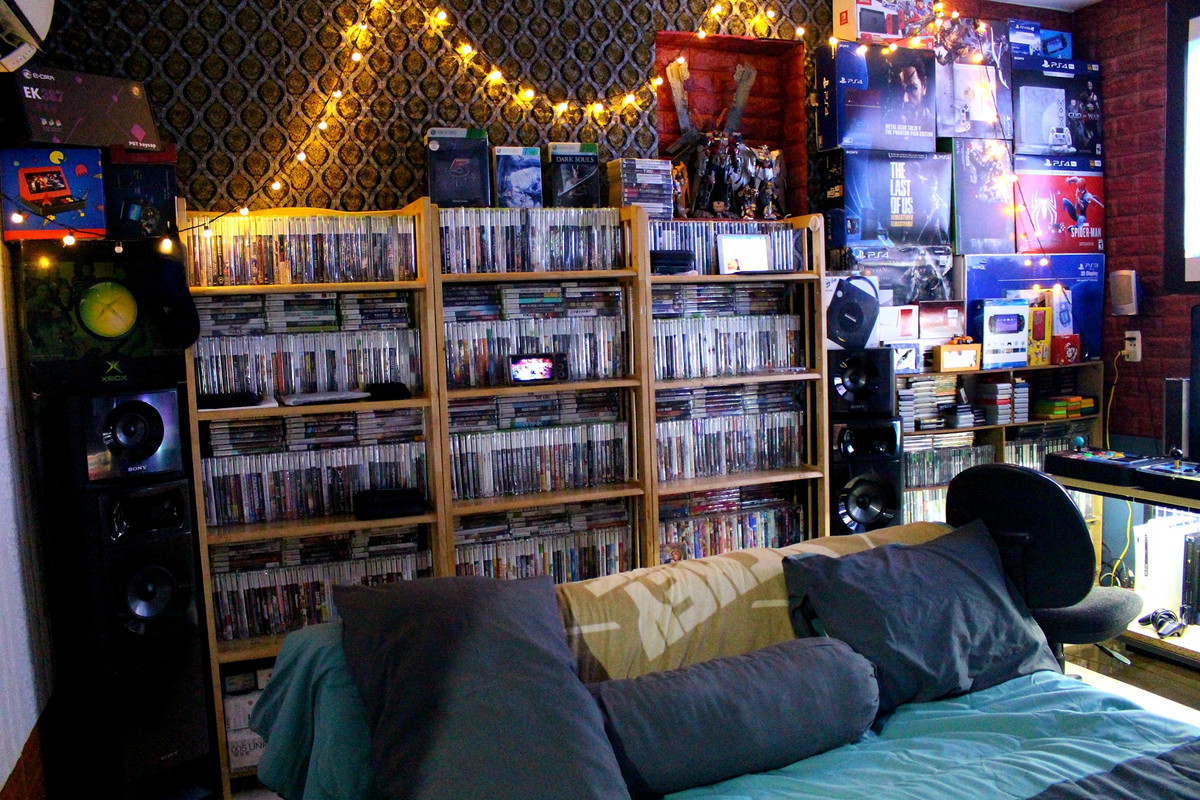 Ví dụ điển hình như anh chàng game thủ này đã dày công đầu tư công sức, tiền bạc có thể xây dựng cho mình một phòng chơi game độc đáo, đẹp mắt và cực kỳ đắt giá.