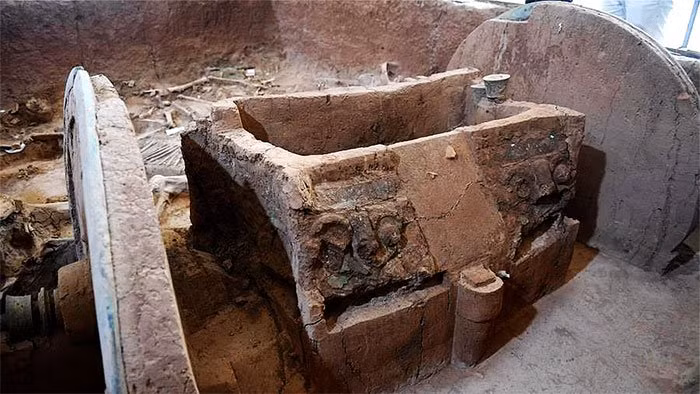 Các nhà khảo cổ bắt đầu phục chế và làm sạch các vật phẩm được khai quật vào năm 2017.