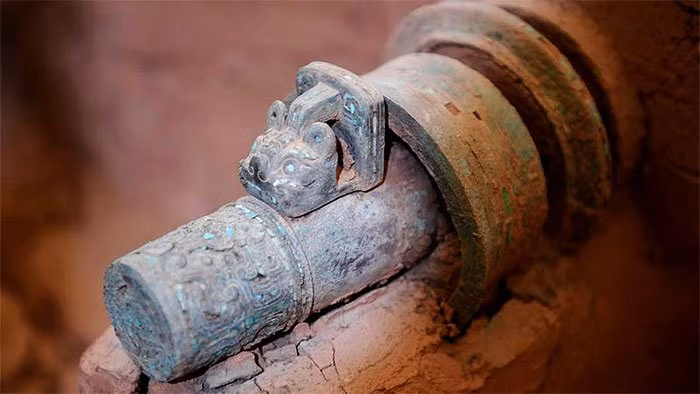 Chiếc xe nguyên bản dài 3,13m, rộng 2,7m và cao 1,5m, có nhiều họa tiết trang trí phong phú và rõ nét. Trên xe chứa một số lượng lớn các cấu trúc bằng đồng khảm ngọc lam và phụ kiện bằng đồng có hoa văn mặt động vật, cũng như một số chi tiết màu ngọc bích và sơn màu.