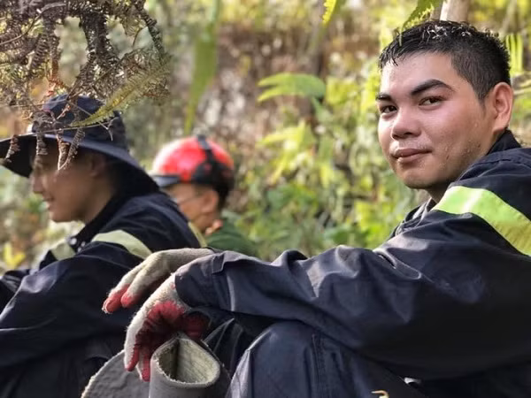 Xuc dong hinh anh hang tram chien sy mo hoi man chat, ra roi giua bien lua cuu rung-Hinh-3
