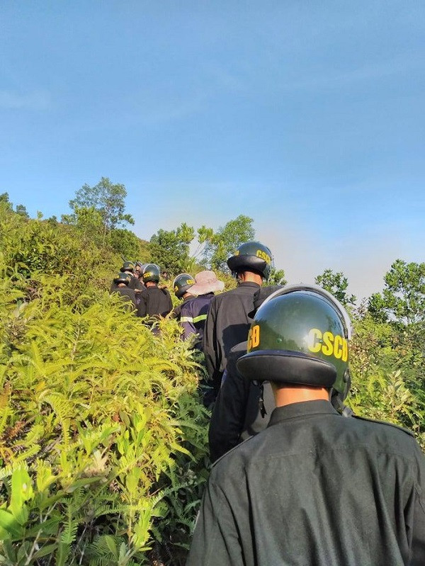 Xuc dong hinh anh hang tram chien sy mo hoi man chat, ra roi giua bien lua cuu rung-Hinh-4