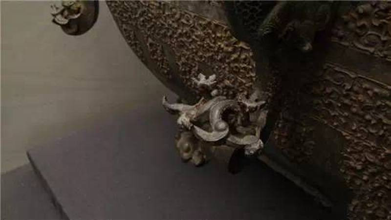 Cấu trúc có vẻ khá đơn giản, nhưng đến nay khoa học – kỹ thuật hiện đại vẫn không cách nào phục chế được 2 chiếc băng giám bằng đồng này.