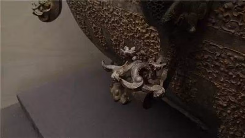 Cấu trúc có vẻ khá đơn giản, nhưng đến nay khoa học – kỹ thuật hiện đại vẫn không cách nào phục chế được 2 chiếc băng giám bằng đồng này.