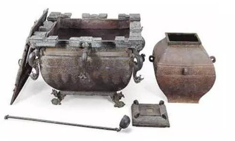 Chiếc tủ lạnh cổ đại này có chiều cao 63,2cm, nặng 170 kg, bán kính miệng là 63cm. Phần bên ngoài gọi là “Giám”, có thể đựng được nước, đồ ăn, rượu.