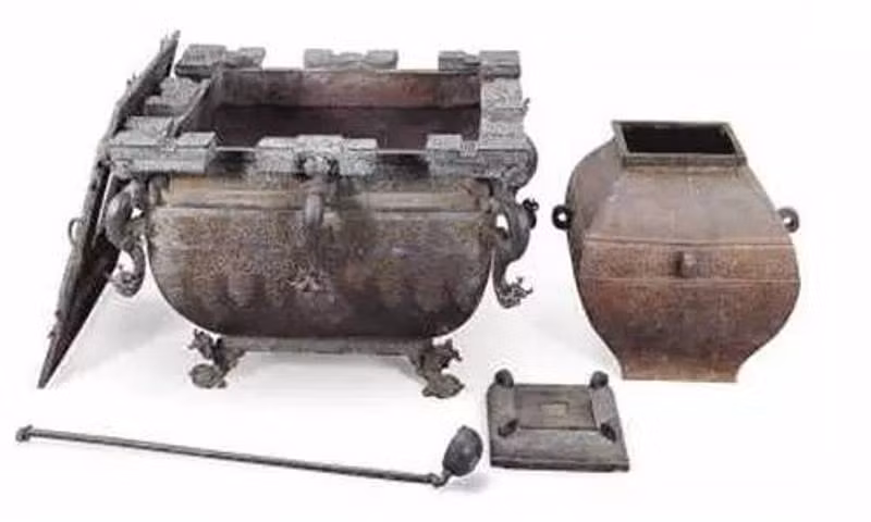 Chiếc tủ lạnh cổ đại này có chiều cao 63,2cm, nặng 170 kg, bán kính miệng là 63cm. Phần bên ngoài gọi là “Giám”, có thể đựng được nước, đồ ăn, rượu.