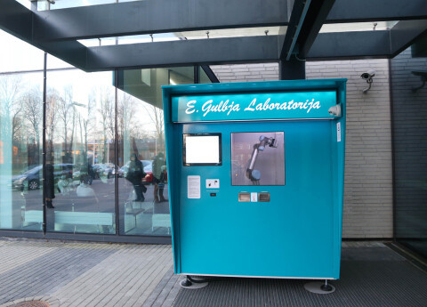 Chiếc máy đã thử nghiệm trên khoảng 500 sinh viên và nhân viên kể từ khi nó mở cửa vào tuần trước tại Bệnh viện Đại học Lâm sàng Pauls Stradiņs ở Riga.