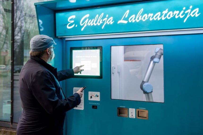 Một tùy chọn điều khiển từ xa cũng cho phép kết nối đầu vào từ các kỹ thuật viên làm việc tại phòng thí nghiệm nơi mẫu được lấy để xử lý.