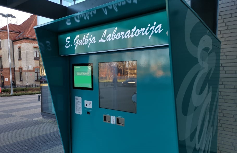 "Những người có thể bị nhiễm bệnh có thể tránh tiếp xúc với nhân viên y tế hoặc những người khác tại bệnh viện hoặc phòng thí nghiệm của chúng tôi, loại bỏ nguy cơ họ có thể vô tình để bệnh lây lan thêm", Tiến sĩ Didzis Gavars, nhà khoa học trưởng tại Phòng thí nghiệm E. Gulbja chia sẻ.