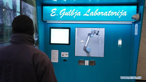 Một cửa sổ bằng kính plexiglass cho phép mọi người xem robot hoàn thành toàn bộ quá trình.