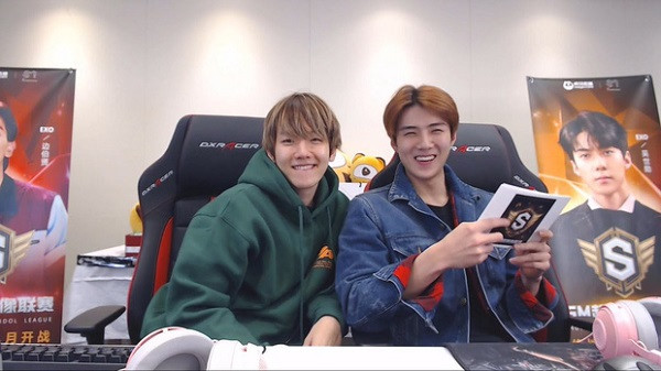 Không chỉ tài năng trong lĩnh vực âm nhạc, điện ảnh, EXO - các chàng trai vàng nhà SM còn được biết đến như những game thủ đáng gờm. Baekhyun từng xuất hiện trong show Super Idol League cùng đàn anh Heechul phô diễn tài năng chơi game "không phải dạng vừa".