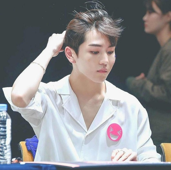 Nam thần của Petagon Hongseok cực kỳ thích chơi game. Một trong những game mà nam idol Kpop mê nhất là Sudden Attack - game FPS tương tự CS: GO.