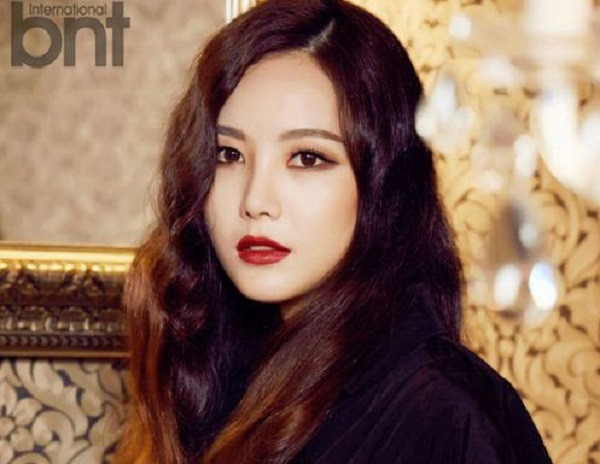 Là một trong những nữ idol có nghề tay trái là streamer, Miryo bắt đầu công việc này từ nền tảng Twitch và từng làm việc với AfreecaTV.