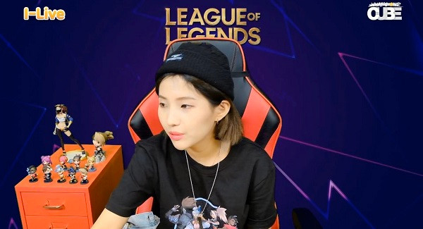 Cô nàng đầy cá tính được biết đến với việc hóa thân thành nữ tướng Akali của 2 nhóm nhạc ảo K/DA và True Damage, cô còn gây bất ngờ khi dùng chính vị tướng Akali quẩy nhiệt tình trong game.