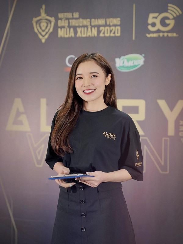 Vừa qua, Phương Thảo cũng là MC Đấu trường Danh vọng mùa xuân 2020 và chiếm trọn ''spotlight'' trong các giải đấu. Ngoài đời, nữ MC đình đám của làng eSports Việt sở hữu gu ăn mặc sang chảnh, quyến rũ.