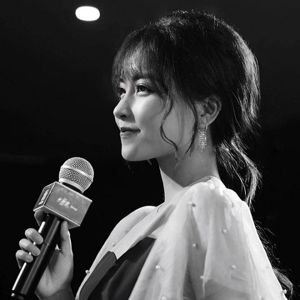 Vốn được game thủ biết đến thông qua Pubstomp Magnetize (DOTA2) và gần đây nhất là PUBG Mobile Pro League 2020, Mộc Miên là cái tên khá tiếng tăm trong cộng đồng Esports. Cô nàng cuốn hút bởi khuôn mặt thần thái và chất giọng ấm áp.