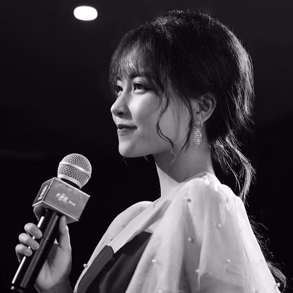 Vốn được game thủ biết đến thông qua Pubstomp Magnetize (DOTA2) và gần đây nhất là PUBG Mobile Pro League 2020, Mộc Miên là cái tên khá tiếng tăm trong cộng đồng Esports. Cô nàng cuốn hút bởi khuôn mặt thần thái và chất giọng ấm áp.