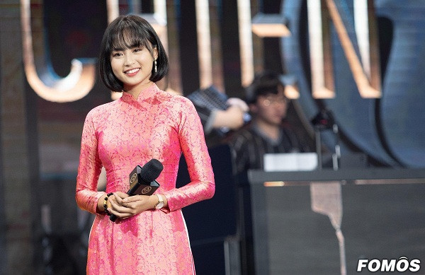 Minh Nghi cũng nhiều lần là cái tên được báo Hàn, báo Trung nhắc đến như biểu tượng nhan sắc cho cộng đồng thể thao điện tử châu Á. Hiện tại, cô nàng đang có tình yêu đẹp như mơ với game thủ Bomman.