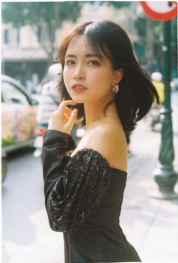 Nữ MC Esports xinh đẹp này luôn là cái tên được lựa chọn trong các sự kiện thể thao điện tử lớn, cô nàng cũng thường xuất hiện trên sóng VTV cũng như nhiều chương trình tạp chí khác.