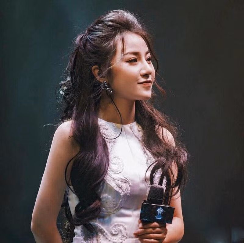 Dù mới chuyển sang Free Fire song trước đó Minh Anh cũng đã gây dựng được tiếng tăm của mình với Liên Quân Mobile trong một khoảng thời gian dài, nổi bật nhất chính là việc được trở thành MC của Chung kết AWC 2019.