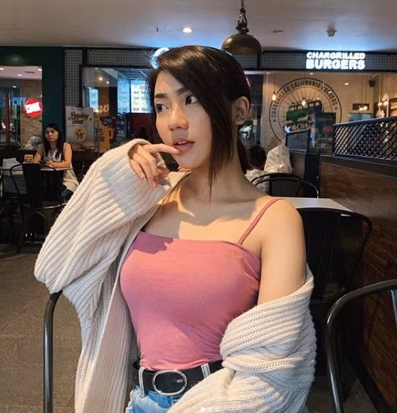 Tài khoản Instagram của Rachel Florencia hiện tại đang sở hữu hàng trăm ngàn theo dõi và được mệnh danh là nữ game thủ quyến rũ nhất Đông Nam Á.