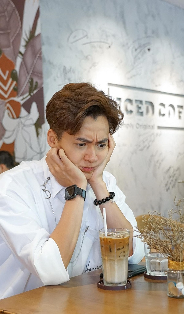 Apple Watch Series 5 là phiên bản mới nhất cho dòng đồng hồ thông minh của Apple, về cấu hình và tính năng nâng cấp khác biệt hơn hăn với Series 4. Mẫu Apple Watch Series 5 2019 có giá khởi điểm từ 399 USD, tùy thuộc vào mẫu, kích thước và chất liệu. Ảnh: FBNV