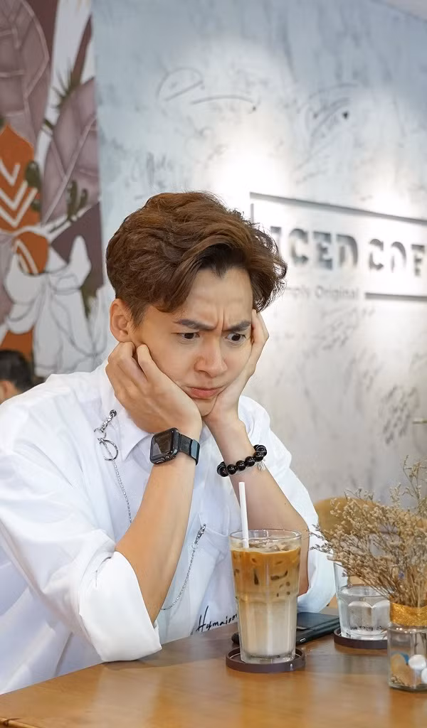 Apple Watch Series 5 là phiên bản mới nhất cho dòng đồng hồ thông minh của Apple, về cấu hình và tính năng nâng cấp khác biệt hơn hăn với Series 4. Mẫu Apple Watch Series 5 2019 có giá khởi điểm từ 399 USD, tùy thuộc vào mẫu, kích thước và chất liệu. Ảnh: FBNV