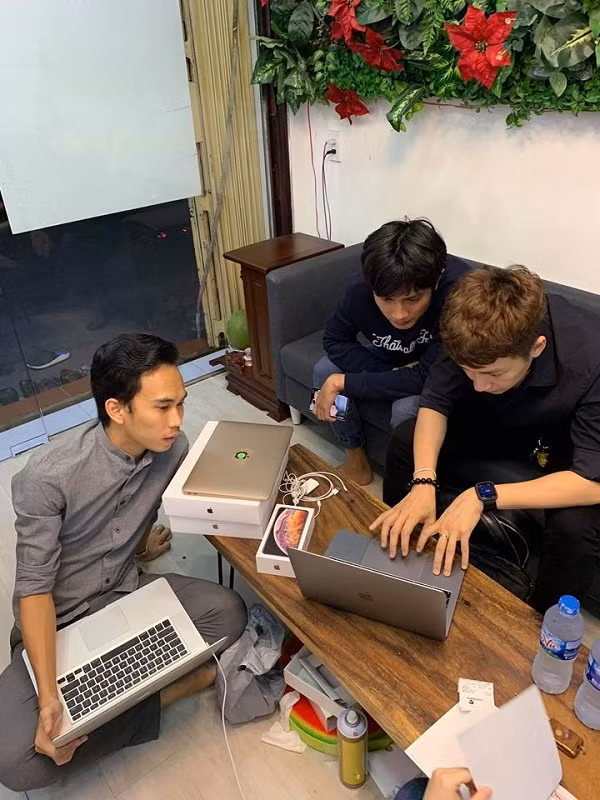 Ngoài chiếc iPhone 11, cuối năm 2019 vừa qua Ngô Kiến Huy cũng tự thưởng cho mình cặp tai nghe Aiirpods Pro mới nhất và đắt nhất của Táo khuyết, cùng một phiên bản Macbook được cho là Macbook Aiir 2019 hoặc Macbook Pro 2019. Ảnh: FBNV