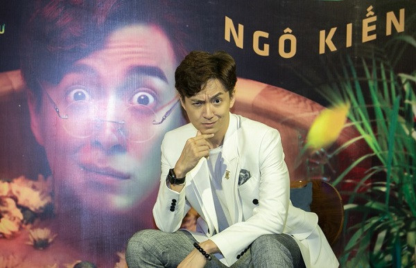 Chàng Bắp đúng chuẩn “fan nhà Táo” khi còn nhiều lần được bắt gặp xuất hiện trên tay là chiếc đồng hồ thông minh Apple Watch mặt hình chữ nhật, thiết kế bo tròn khó lẫn với các hãng đồng hồ khác. Ảnh: FBNV