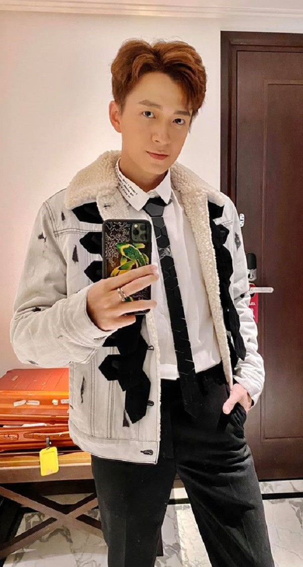 iPhone 11 Pro Max là smartphone cao cấp nhất trong bộ ba iPhone 2019 của Apple. Ngô Kiến Huy từng chia sẻ, điểm anh ấn tượng nhất trên model này là hệ thống 3 camera mới và viên pin có sạc nhanh, phù hợp với nhu cầu chụp ảnh nhiều, sử dụng iPhone hàng ngày của mình. Ảnh: FBNV