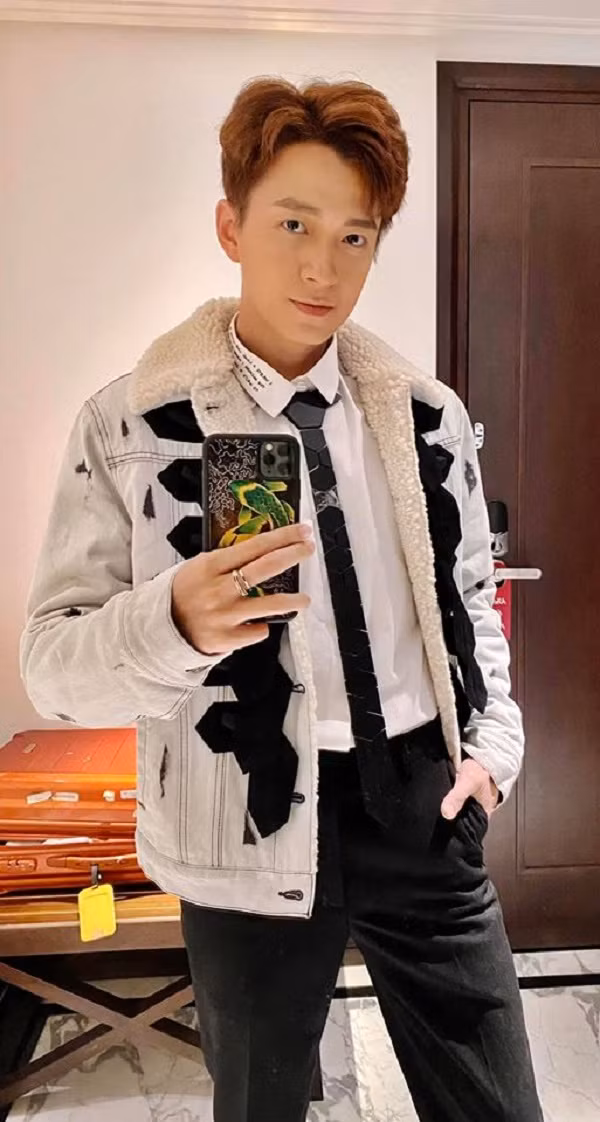 iPhone 11 Pro Max là smartphone cao cấp nhất trong bộ ba iPhone 2019 của Apple. Ngô Kiến Huy từng chia sẻ, điểm anh ấn tượng nhất trên model này là hệ thống 3 camera mới và viên pin có sạc nhanh, phù hợp với nhu cầu chụp ảnh nhiều, sử dụng iPhone hàng ngày của mình. Ảnh: FBNV