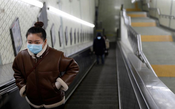 Khẩu trang, dung dịch sát khuẩn và găng tay là những thứ gần như không thể thiếu với mỗi người trước khi ra khỏi nhà mùa dịch virus corona, đặc biệt là tại tâm dịch Trung Quốc. Từ một mặt hàng ít được chú ý, khẩu trang trở thành một thứ cực kỳ khan hiếm mà ít ai có thể mua được.