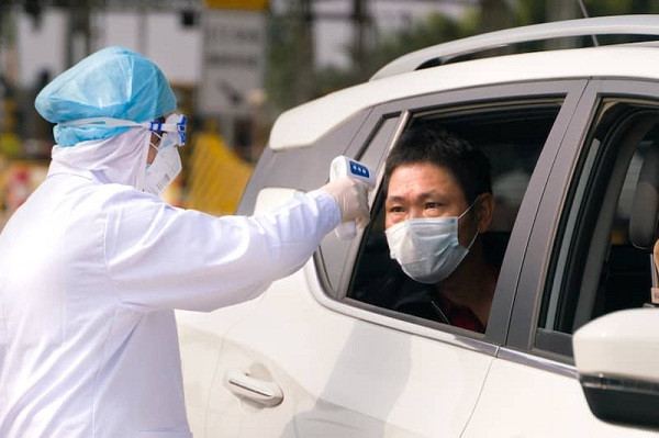 Theo dữ liệu được Bộ Công nghiệp và Công nghệ thông tin Trung Quốc tiết lộ vào đầu tháng 2, trước năm 2019, sản lượng nhiệt kế hồng ngoại cầm tay trong nước là từ 200.000 tới 300.000 chiếc. Thời điểm đó một chiếc loại tốt có giá chỉ khoảng 100 nhân dân tệ (khoảng 330.000 đồng), thì nay đã tăng gấp 6 tới 7 lần mà vẫn không có chỗ để mua.