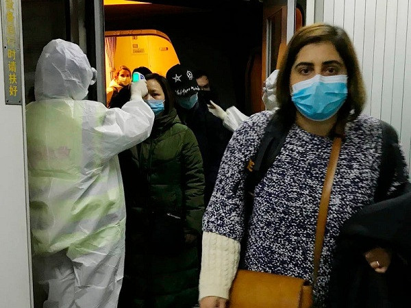 Thiết bị này sử dụng cảm biến hồng ngoại để đo nhiệt độ của một người mà không chạm vào da, nếu có nhiệt độ cao hơn bình thường thì máy phát ra tín hiệu báo động. Trong mùa dịch Covid-19, chỉ với một nút bấm tiện lợi, ngắm tia laser vào nguồn nhiệt, người dùng đã có ngay kết quả.