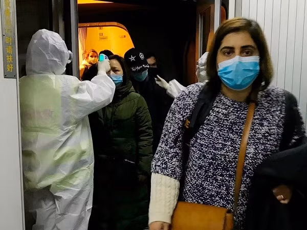 Thiết bị này sử dụng cảm biến hồng ngoại để đo nhiệt độ của một người mà không chạm vào da, nếu có nhiệt độ cao hơn bình thường thì máy phát ra tín hiệu báo động. Trong mùa dịch Covid-19, chỉ với một nút bấm tiện lợi, ngắm tia laser vào nguồn nhiệt, người dùng đã có ngay kết quả.