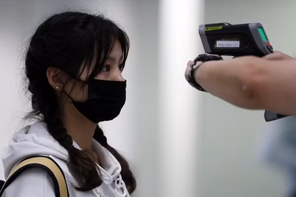 Tuy nhiên, tại Trung Quốc khi các dấu hiệu bệnh dịch bắt đầu giảm, người dân bắt đầu đi làm thì có một sản phẩm công nghệ giúp phòng chống dịch bệnh còn hot và khó mua hơn cả khẩu trang, đó là súng bắn nhiệt độ hồng ngoại hay nhiệt kế hồng ngoại.