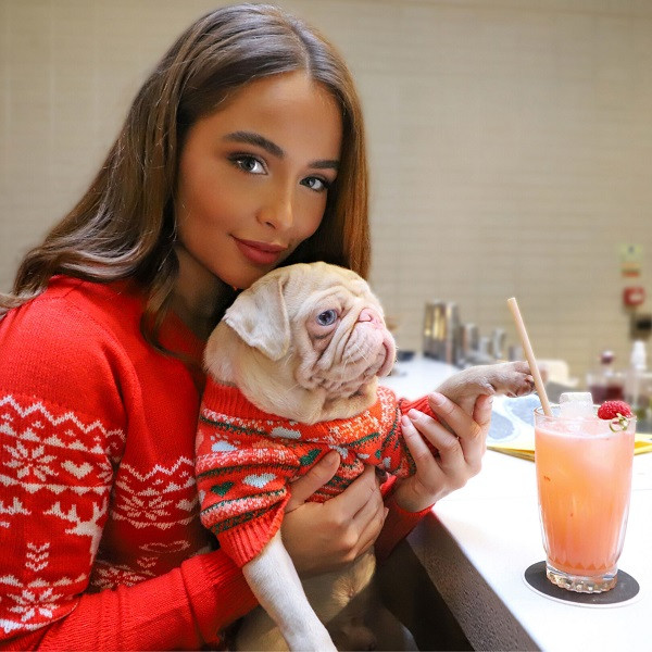 Thậm chí, chú chó màu hồng này còn được tận hưởng cuộc sống sang chảnh chắng kém con người. Hàng tuần, Milkshake được đưa đi spa để chăm sóc móng và chụp ảnh với những bộ trang phục lộng lẫy.