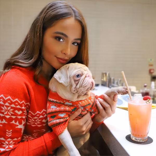 Thậm chí, chú chó màu hồng này còn được tận hưởng cuộc sống sang chảnh chắng kém con người. Hàng tuần, Milkshake được đưa đi spa để chăm sóc móng và chụp ảnh với những bộ trang phục lộng lẫy.