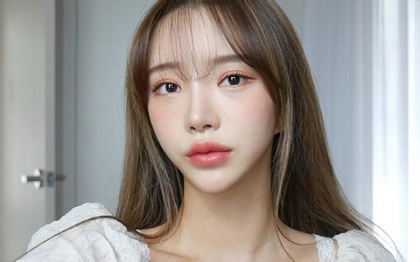 Sau khi phẫu thuật thẩm mỹ, Areum Songee được nhận xét có gương mặt đúng chuẩn V-line, khả ái hơn với sống mũi cao thẳng và đôi mắt to tròn. Hot girl cho biết trước đây cô khá tự ti về ngoại hình và nhờ cải thiện nhan sắc cô có nhiều cơ hội hơn trong cuộc sống, công việc người mẫu.