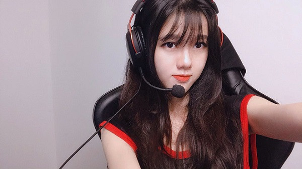 Tuy nhiên, nàng streamer thuộc Box Studio lại khiến các nam game thủ phải mê mẩn với khuôn mặt V-line, đôi mắt to tròn cùng vóc dáng chuẩn siêu mẫu. Bên cạnh đó là những màn stream khá hài hước, duyên dáng.